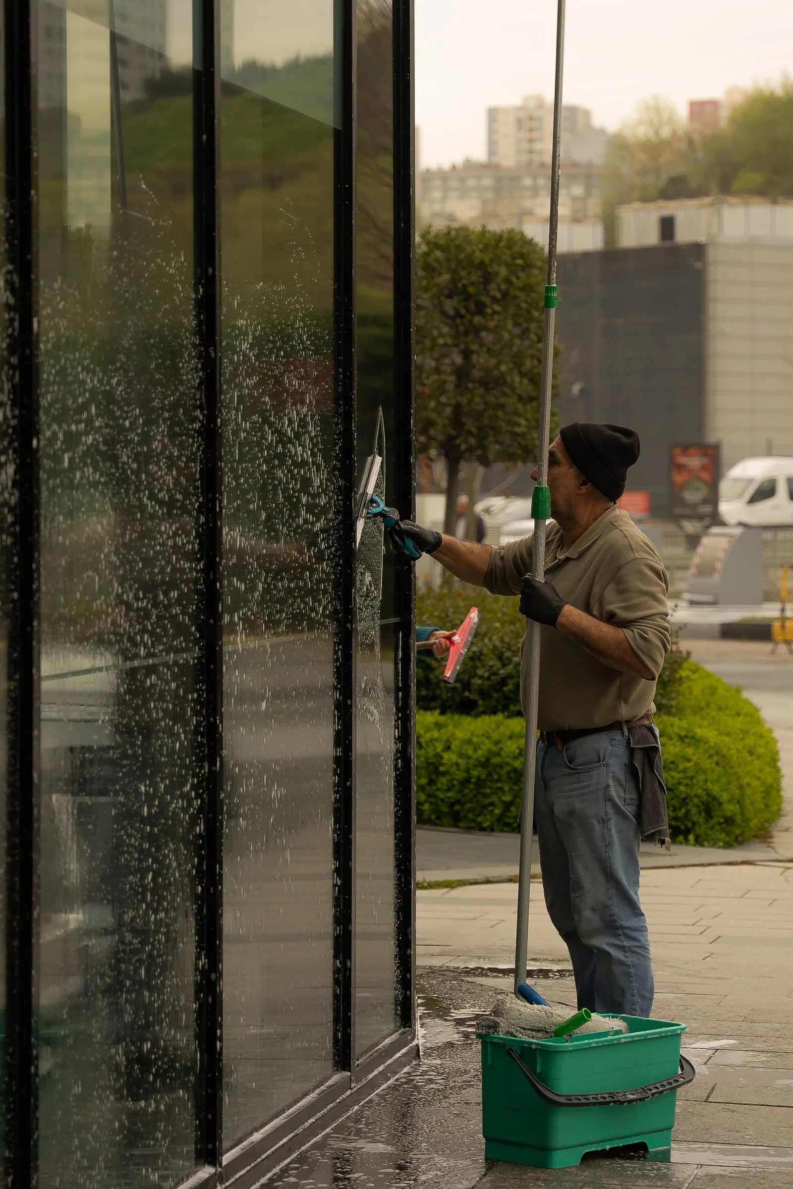 Licensed editorial photograph selected for the Vistalume Window Care concept; it does not depict work by Fleumi or the fictional brand.