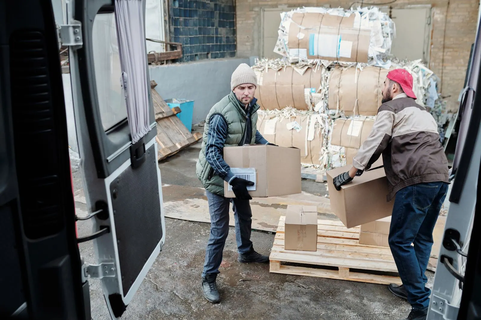 Licensed editorial photograph selected for the Yardrift Hauling concept; it does not depict work by Fleumi or the fictional brand.